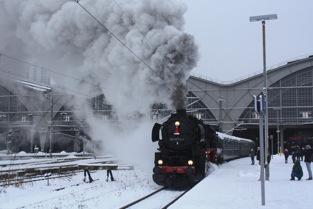 52 8079 mit E77 10 verlassen als Sonderzug-Rundfahrt den Bahnhof Leipzig Hbf am 2.12.23