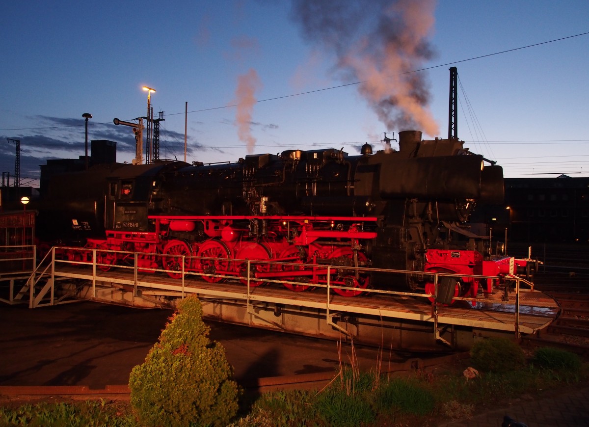 52 8154-8 auf der Drehscheibe bei der Nacht Fotoparade im Bw Dresden Altstadt am 17.04.2015.