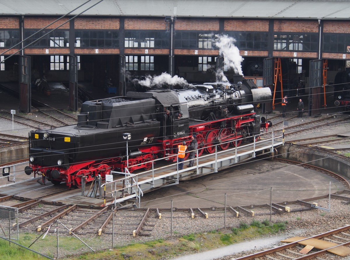 52 8154-8 im Bw Dresden Altstadt am 16.04.2015. Die Vorbereitungen zum 7. Dresdner Dampfloktreffen laufen auf Volltouren.