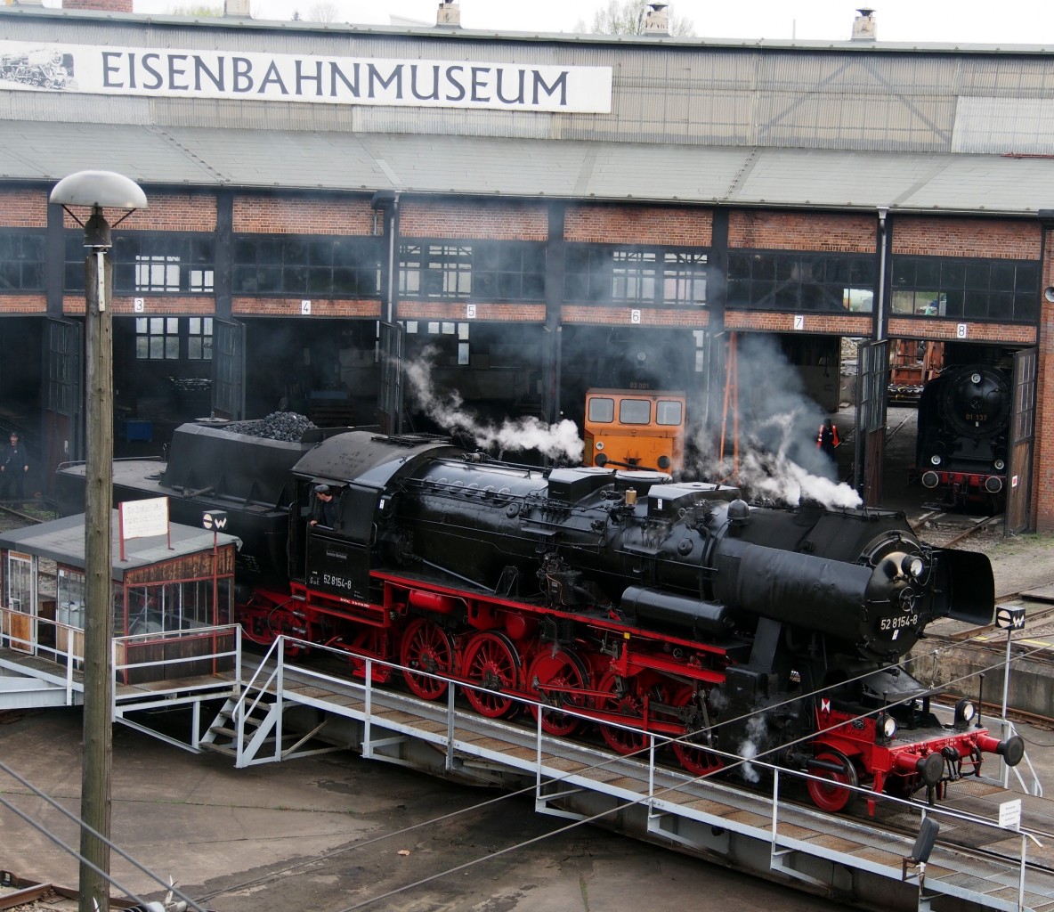 52 8154-8 im Bw Dresden Altstadt am 16.04.2015. Die Vorbereitungen zum 7. Dresdner Dampfloktreffen laufen auf Volltouren.