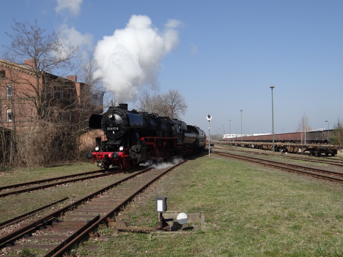 52 8177-9 bei der Ankunft in Sta�furt am 29.03.14 mit dem Sonderzug aus Berlin.