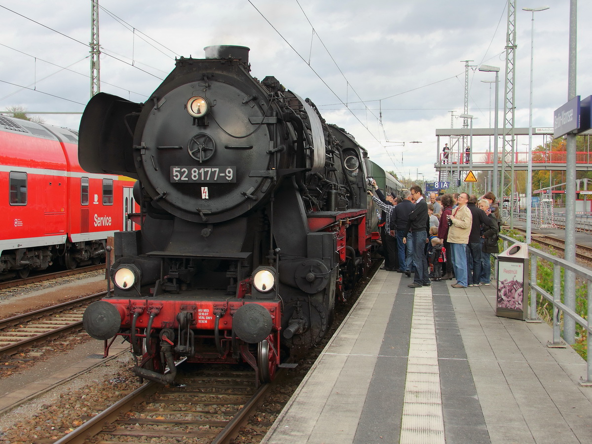 52 8177-9 der Dampflokfreunde Berlin e.V. am 27. Oktober 2013 mit dem Sonderzug 25710 im Bahnhof Berlin-Wannsee. 