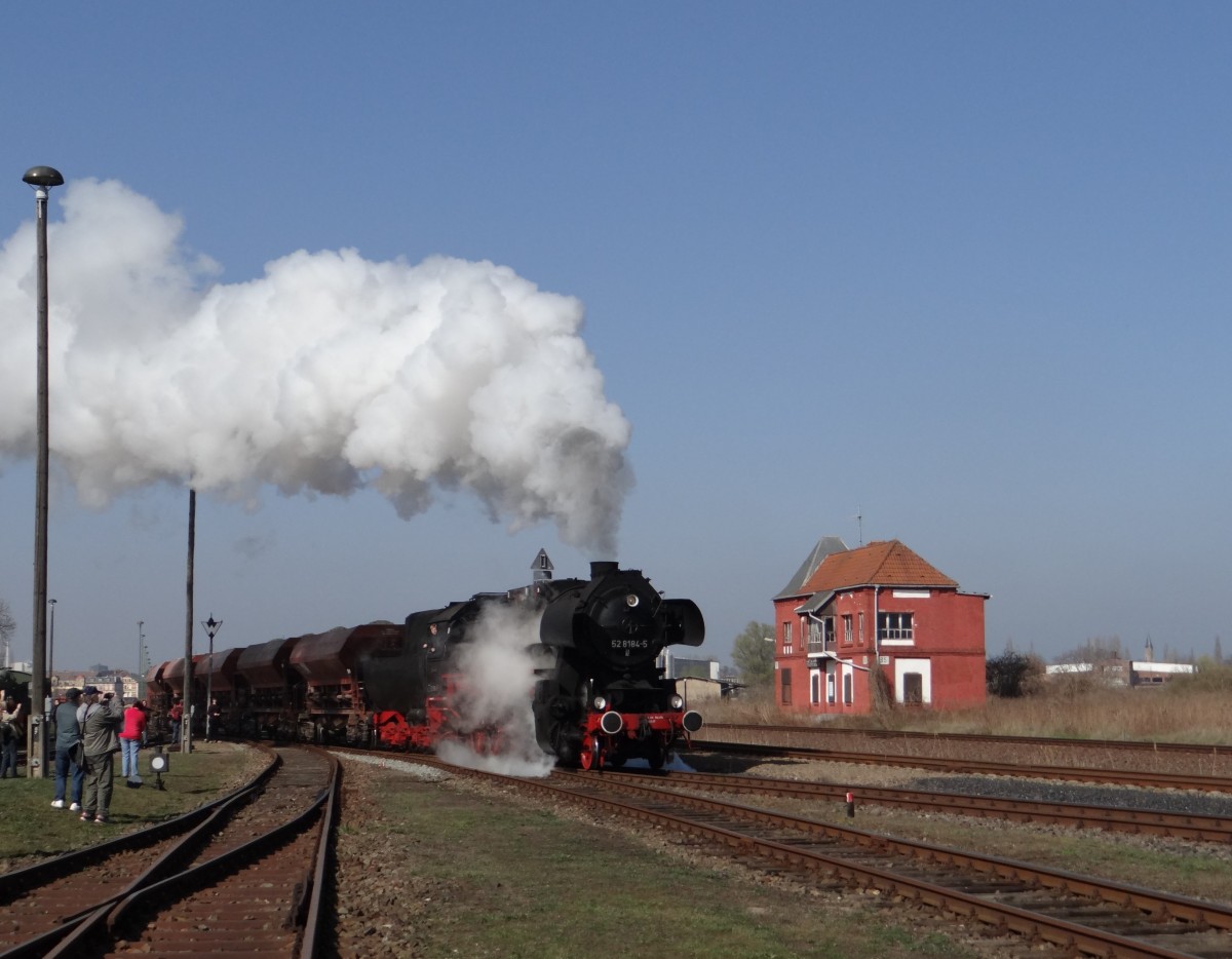 52 8184-5 zusehen mit einem Gterzug beim Bw Fest in Stafurt am 29.03.14.