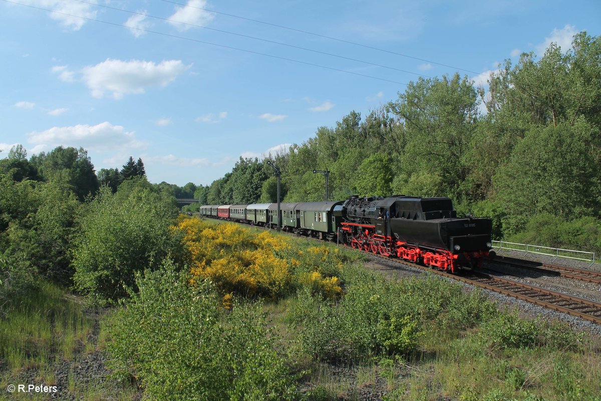 52 8195 durchfuhr Tender vorraus Reuth bei Erbendorf mit dem Sonderzug Hof - Nürnberg. 26.05.16