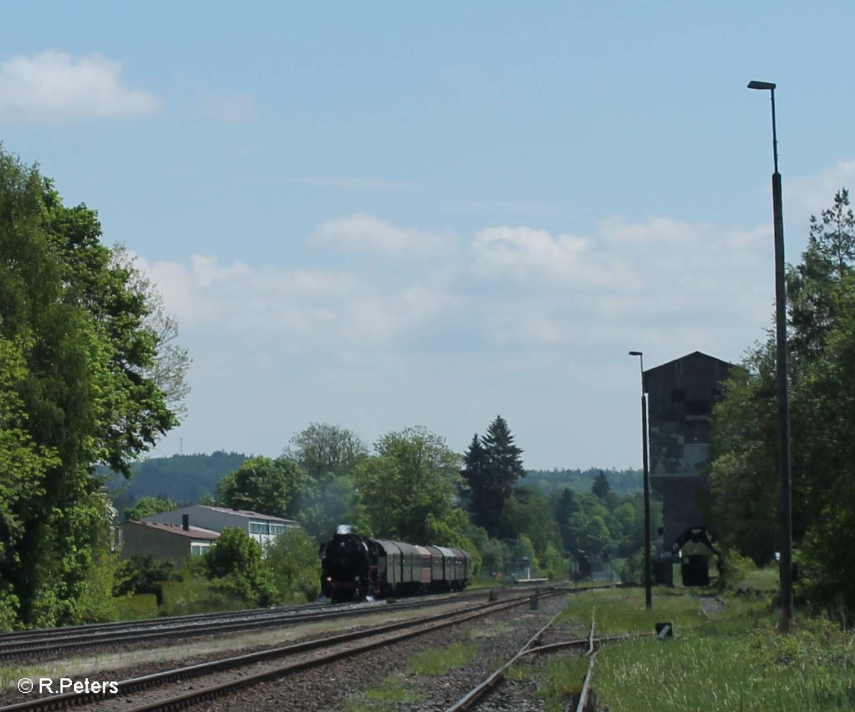 52 8195 zieht mit einem Sonderzug nach Hof durch Pechbrunn. 26.05.16