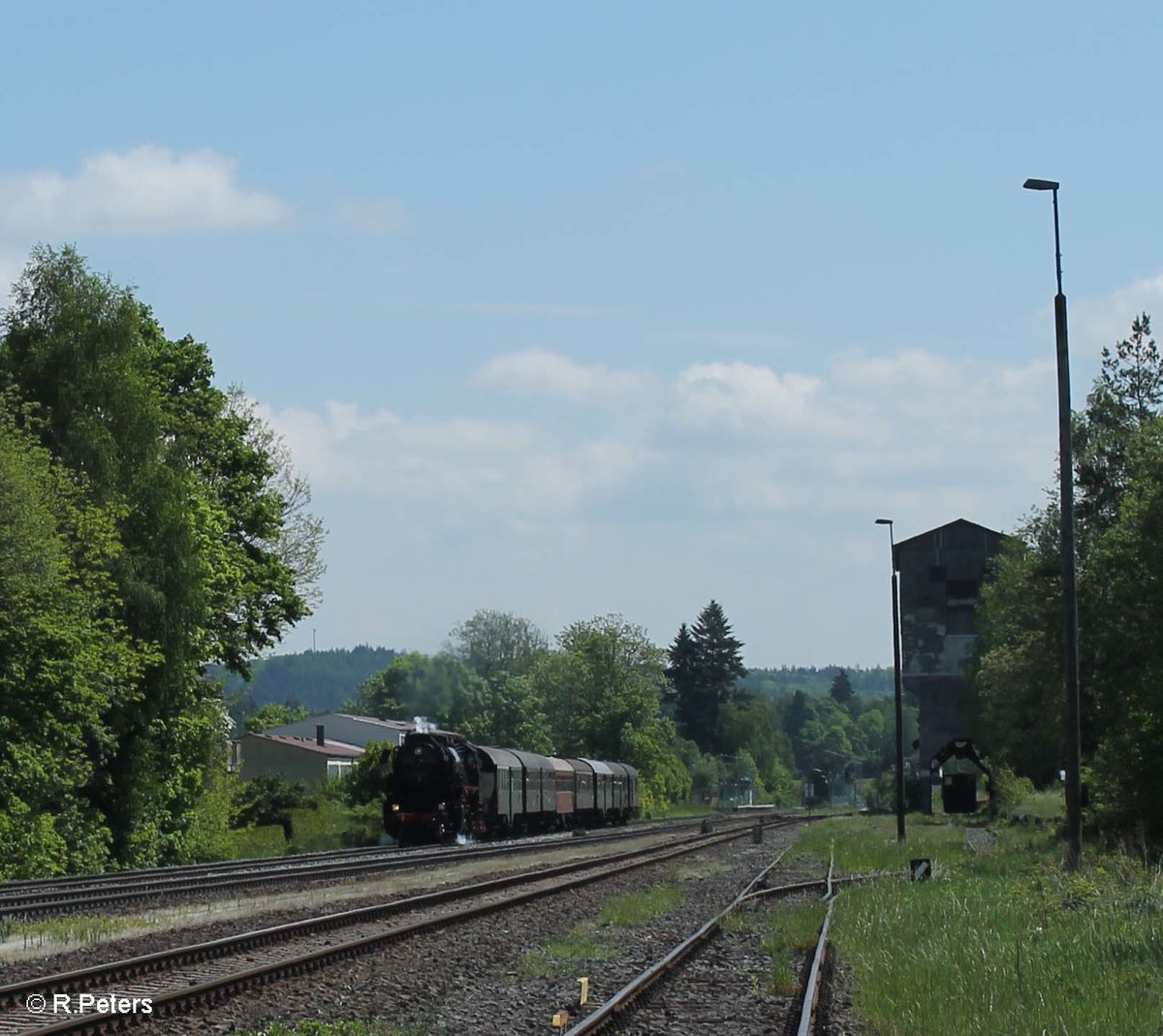 52 8195 zieht mit einem Sonderzug nach Hof durch Pechbrunn. 26.05.16