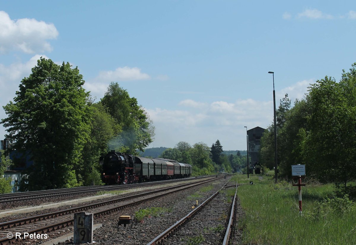 52 8195 zieht mit einem Sonderzug nach Hof durch Pechbrunn. 26.05.16