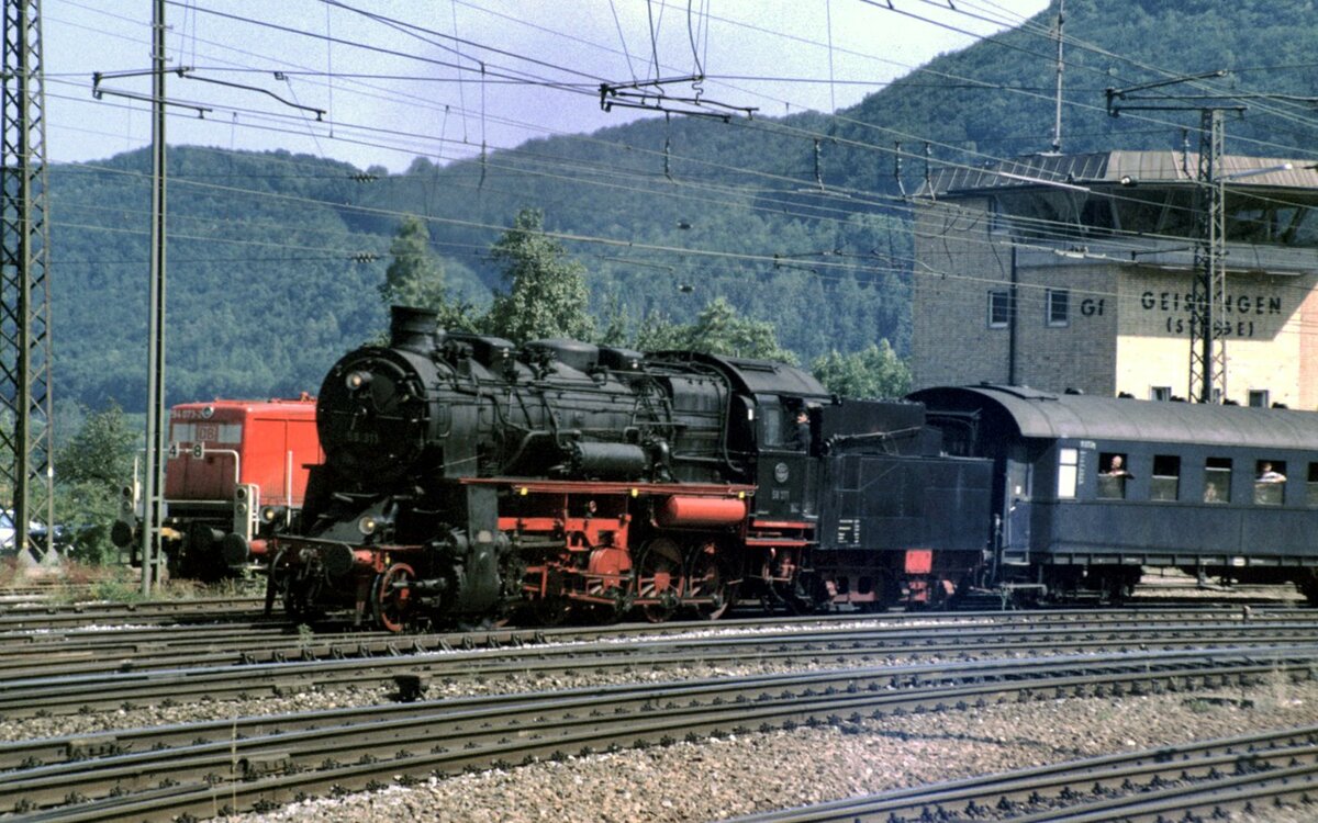 58 311 mit Sonderzug in Geislingen/Steige am 01.07.2000.