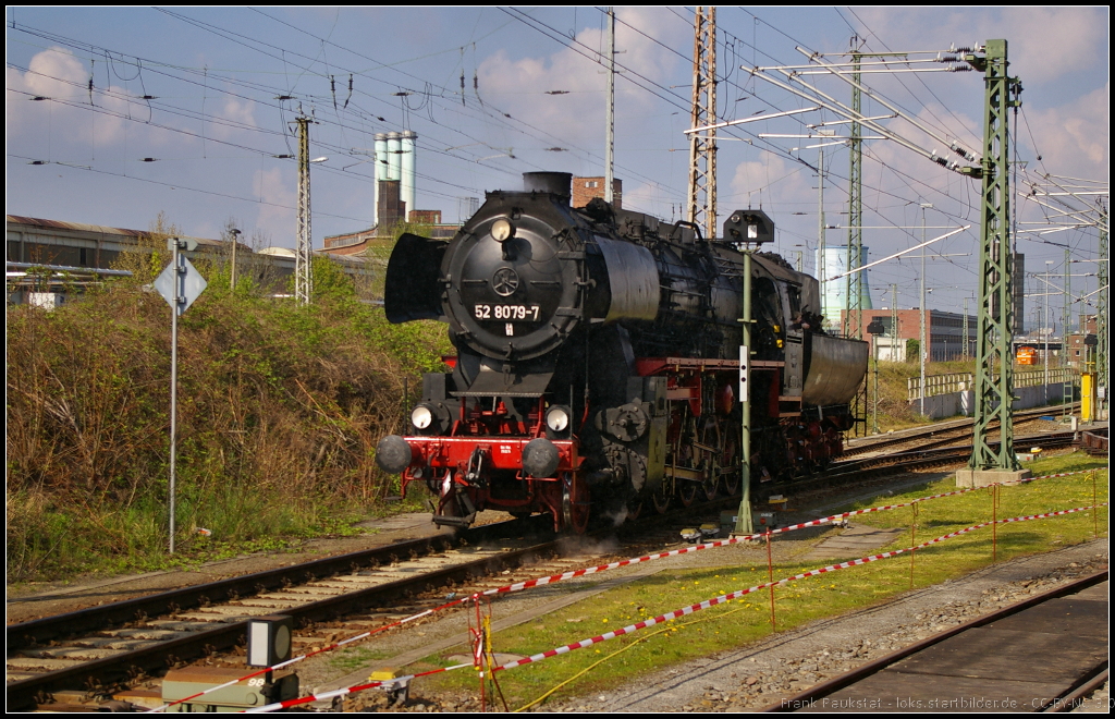 6. Dresdner Dampfloktreffen, 12.04.2014: DR 52 8079 der Dampf plus GmbH vom EBM Dresden stand für Führerstandmitfahrten zur Verfügung