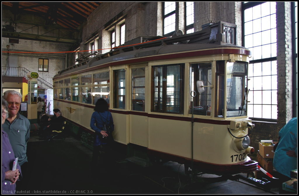 6. Dresdner Dampfloktreffen, 12.04.2014: DSAG 1702 in der Halle der IG Bw Dresden-Altstadt e.V. Der vierachsige Triebwagen  Großer Hecht  wurde von den Firmen Christoph & Unmack, Niesky und Linke-Hoffmann-Busch (elektrischer Teil Sachsenwerk Dresden-Niedersedlitz) gebaut und 1930 ausgeliefert. Ingesamt beschaffte die Dresdner Straßenbahn AG 33 Stück. Im Mai 1972 erfolgte der letzte planmäßige Einsatz des letzten  Großen Hecht  und wurde dann an das VM Dresden übergeben