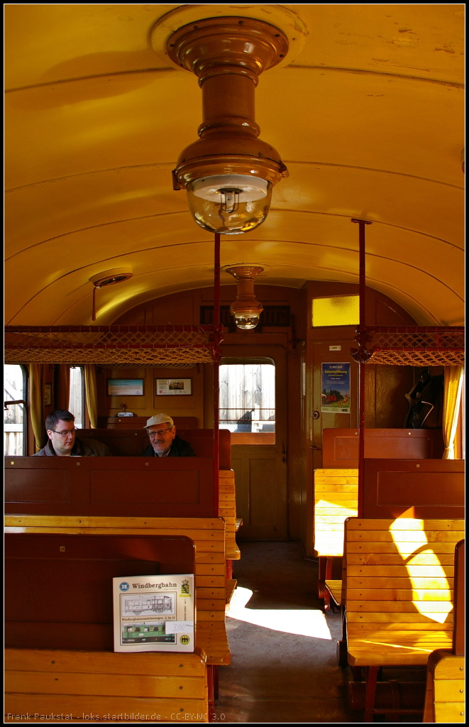 6. Dresdner Dampfloktreffen, 12.04.2014: Innenansicht des 70 252 Dresden, einem Aussichtswagen 3. Klasse der Windbergbahn. Auffllig sind die groen Gasleuchten, die mit einigen Sicherheitsrelevanten Anpassungen auch noch heute mit Gas betrieben werden