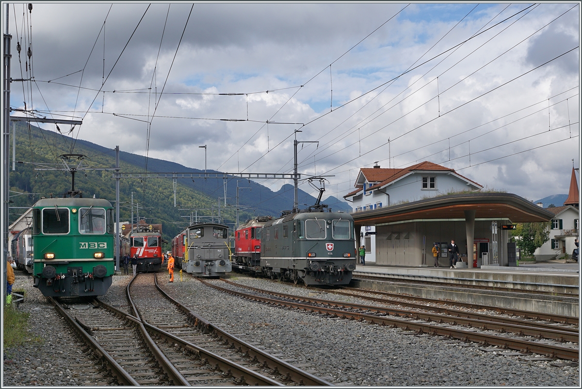 60 Jahre BoBo / Re 4/4 II - aus diesem Anlass organisierten die OeBB ein noch nie da gewesenes Re 4/4 Treffen. Wobei dazu unter anderem auch die Re 4/4 I, BLS Ae 4/4 und Re 4/4 /425), Re 450 und sogar die RhB Schmalspurlok Ge 613  eingeladen  wurde. Ich besuchte das grandiose Fest nur so am Rande und in kurzer Zeit, so dass ich hier nur wenige Bilder zeigen kann. Balsthal, den 14. Sept. 2024