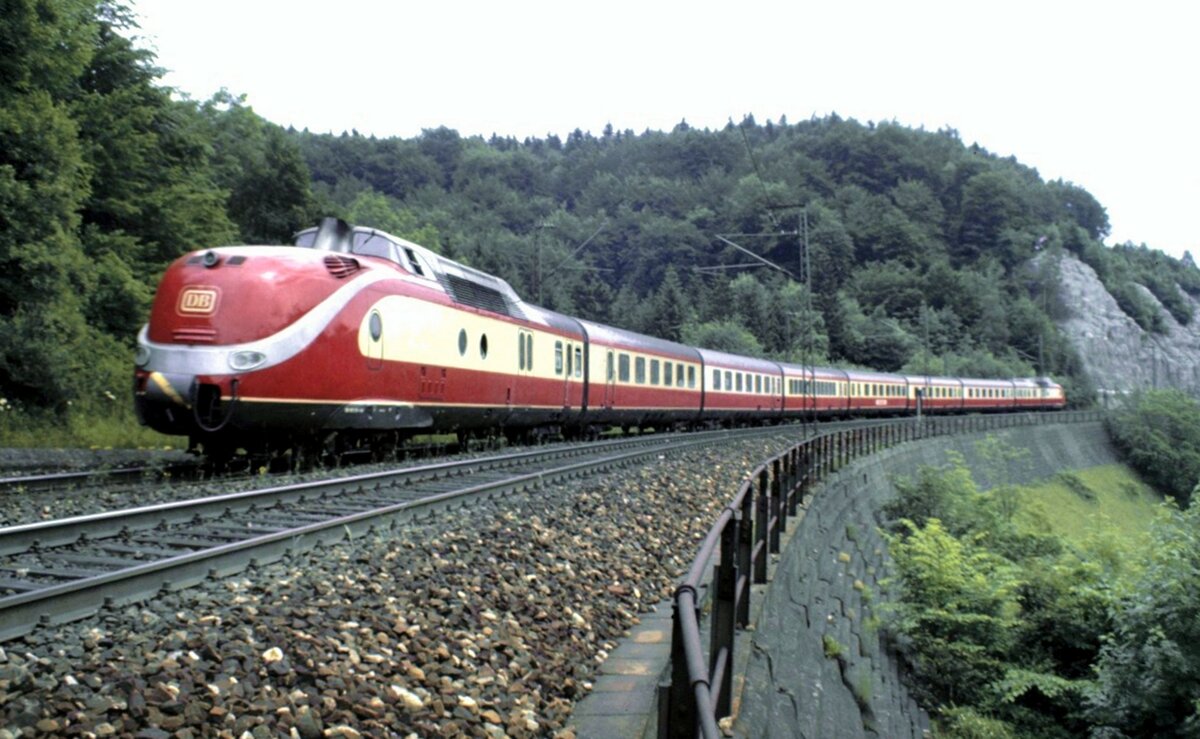 601 Alpen-See-Express auf dem M�hltalfelsendamm der Geislinger Steige am 25.06.1983.