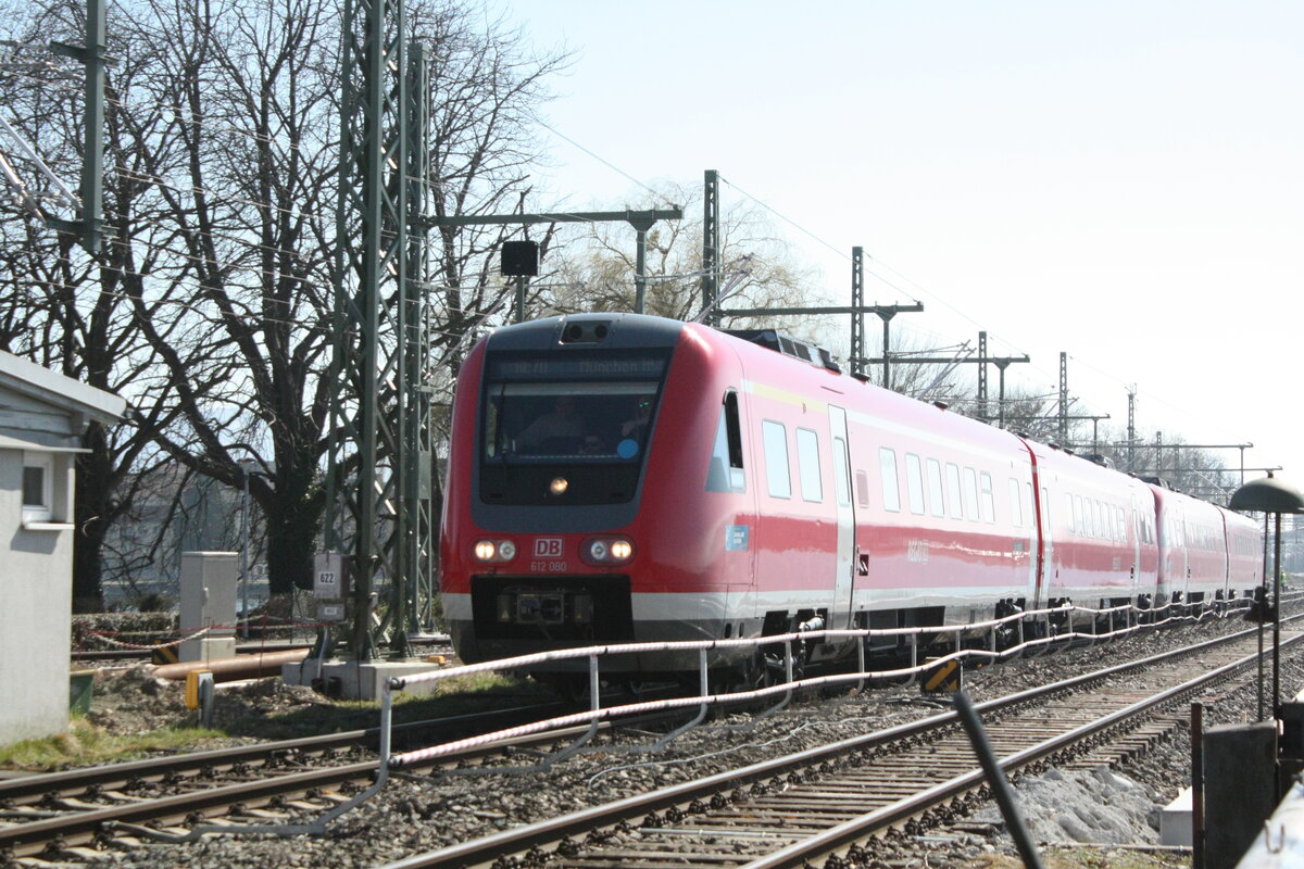 612 080/580 und 612 086/586 mit dem RE70 von Lindau Insel (ehemals Lindau Hbf) mit ziel M�nchen Hbf bei der Durchfahrt am Bahn�bergang Aeschacher Ufer am 24.3.21