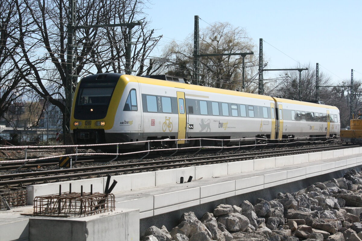 612 105/605 mit dem RE5 von Lindau Insel (ehemals Lindau Hbf) kommend mit ziel Stuttgart Hbf bei der Durchfahrt am Bahn�bergang Aeschacher Ufer am 24.3.21