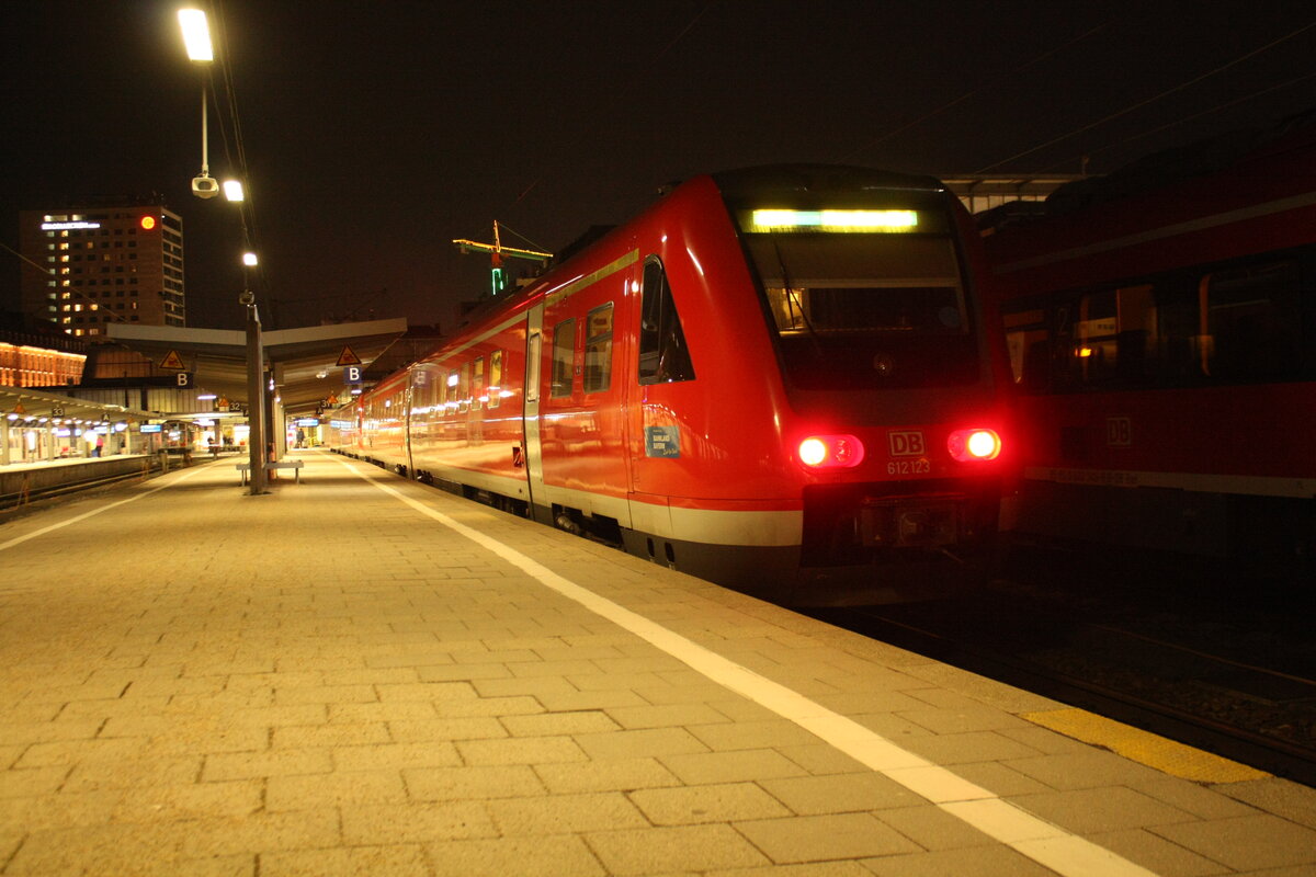 612 123/623 mit 612 XXX/XXX im Bahnhof M�nchen Hbf am 24.3.21