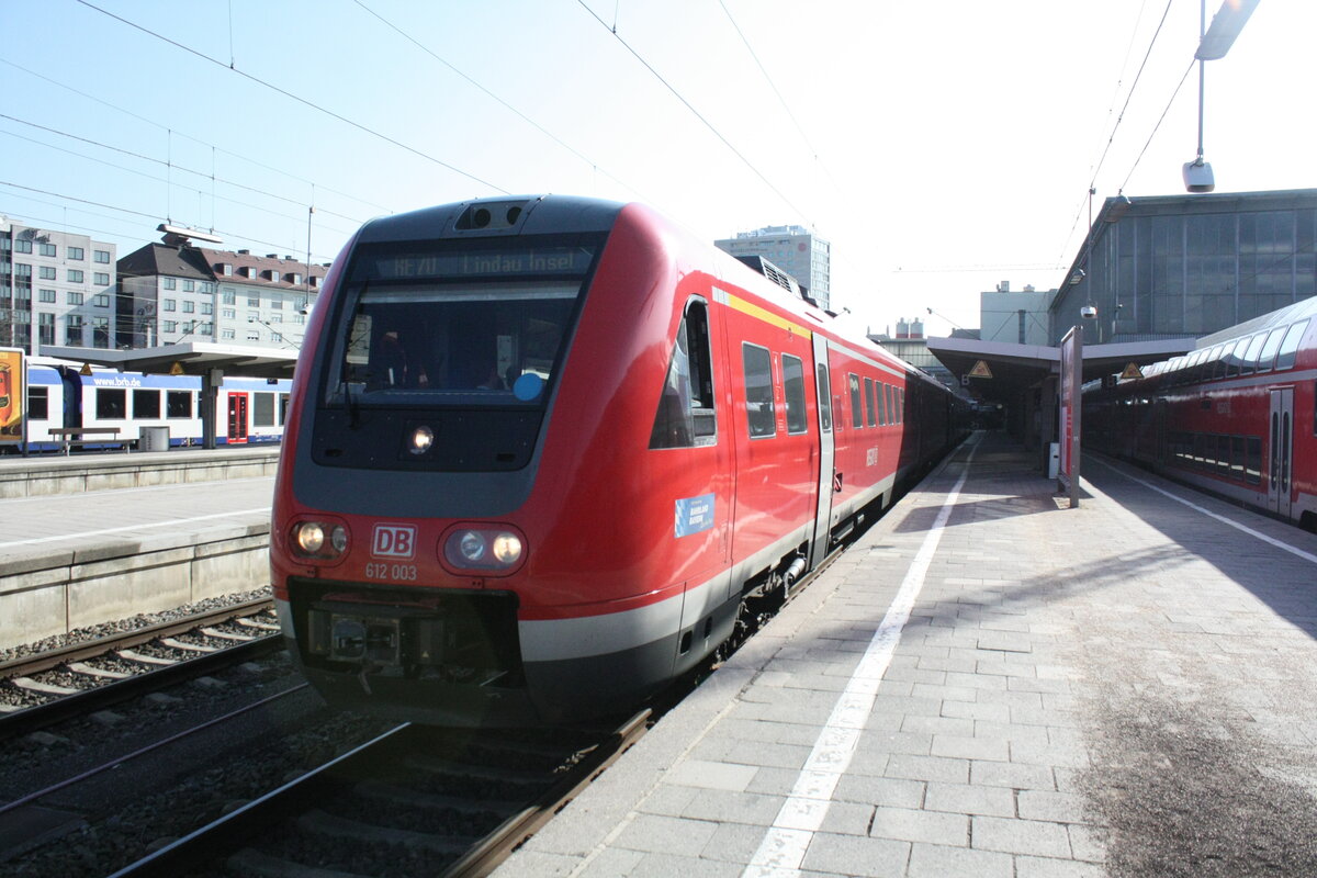 612 554/054 als RE70 mit ziel Oberstdorf mit 612 503/003 als Re70 mit ziel Lindau-Insel (ehemals Lindau Hbf) im Bahnhof M�nchen Hbf am 24.3.21