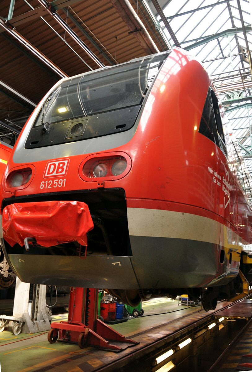 612 591 Pendolino am Tag der offenen Tür in der Werkhalle im Bw Kempten aufgebockt am 22.04.2023.