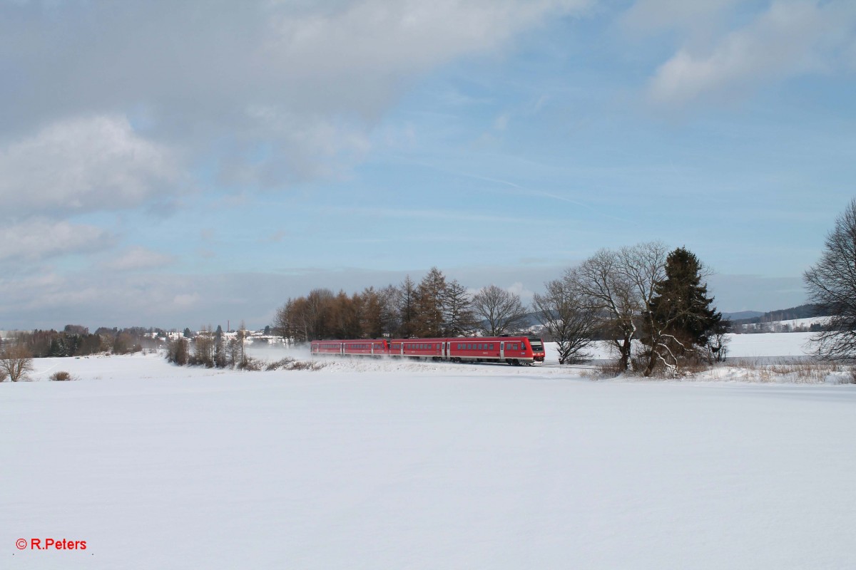 612 592 und ein Schwester VT als RE3432 nach Nürnberg kurz hinter Waldershof. 03.02.15