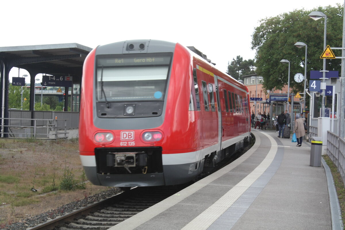612 684/184 mit 612 135/635 mit Ziel Schm�lln/Gera Hbf bei der Einfahrt in den Bahnhof Jena-G�schwitz am 1.6.22