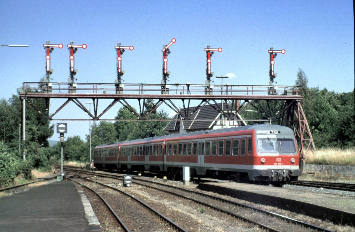 614 678-4 unterhalb der Signalbrücke in Bad Harzburg am 31.07.1999. (Diascan).