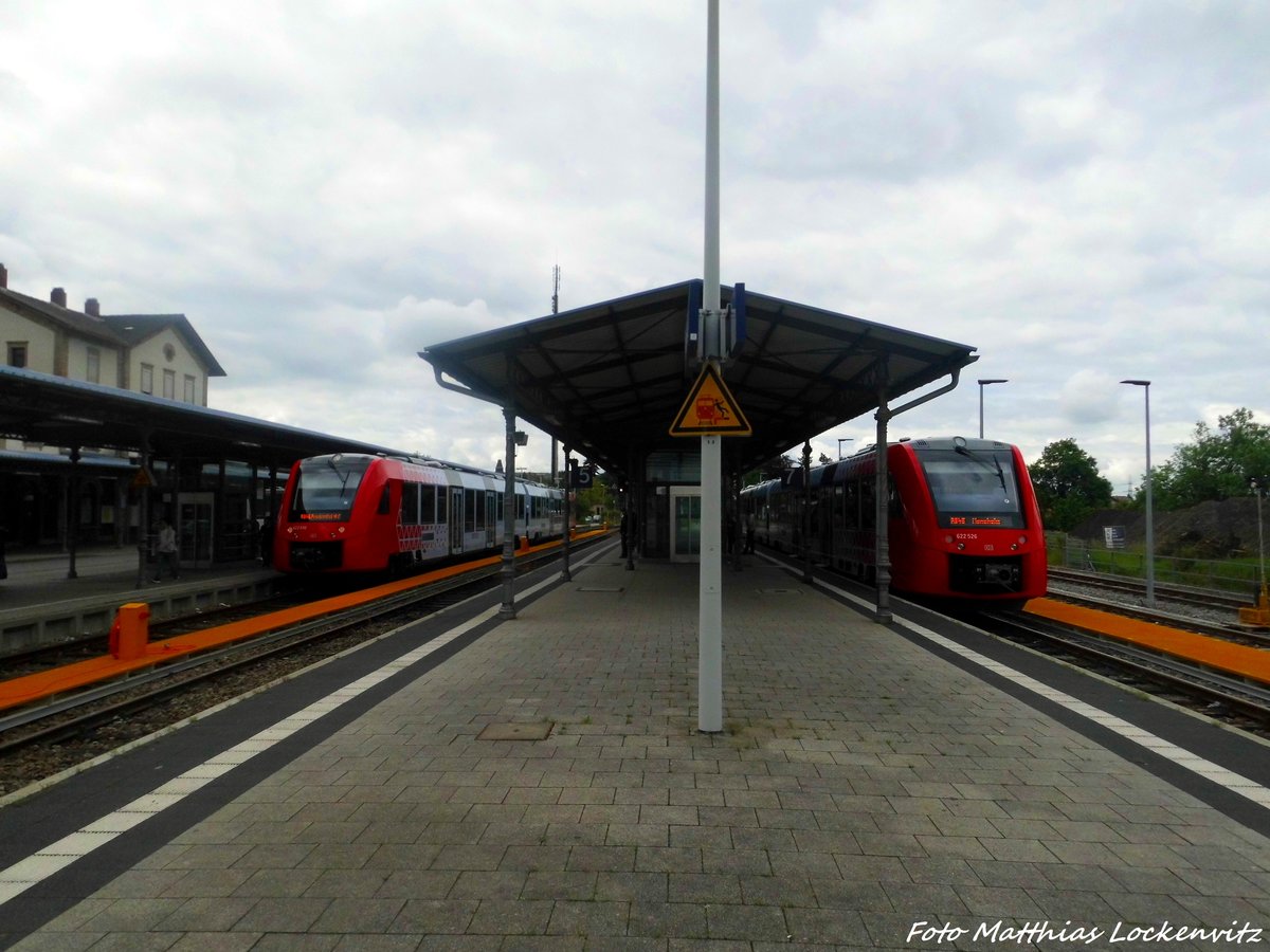 622 030 / 530 und 622 526 / 026 im Bahnhof Gr�nstadt am 2.6.16