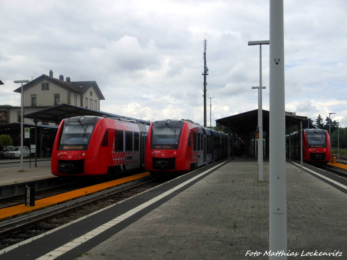 622 030 / 530, 622 038 / 538 und 622 526 / 026 im Bahnhof Gr�nstadt am 2.6.16