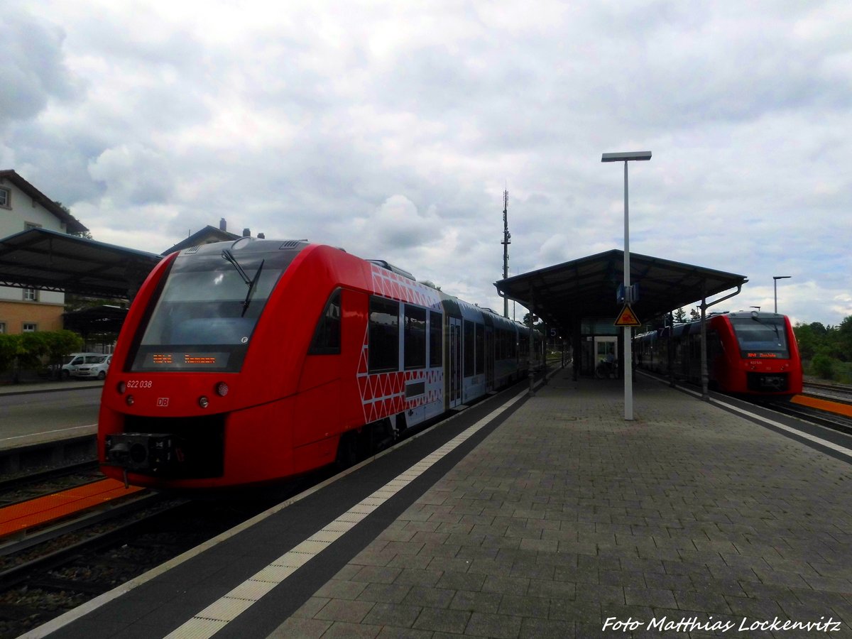 622 038 / 538 mit ziel Ramsen und 622 526 / 026 mit ziel Monsheim im Bahnhof Gr�nstadt am 2.6.16