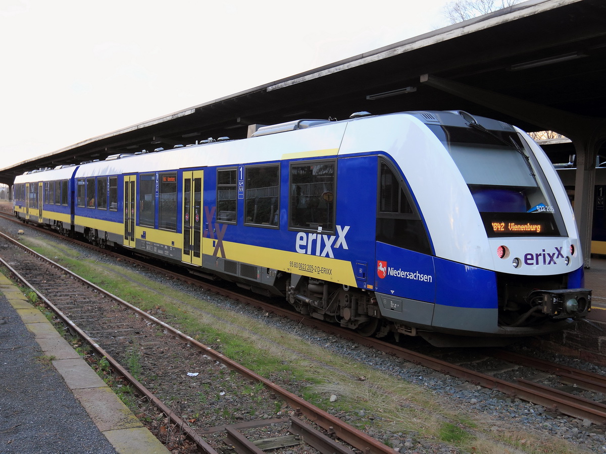622 205 mit 622 705 stehen am 23. Dezember 2015 auf Gleis 2 als RB 42 nach Vienenburg zur Abfahrt bereit 