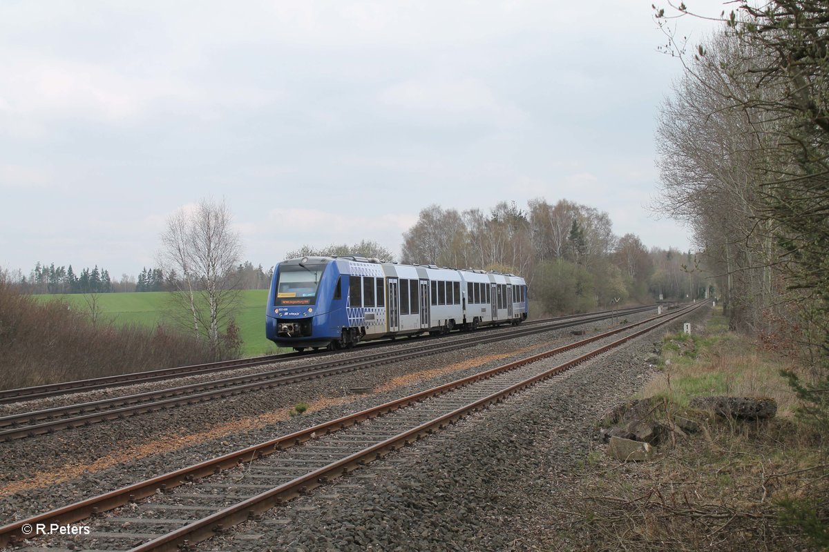 622 409 als OPB 79731 Marktredwitz - Regensburg kurz vor Wiesau/Oberpfalz bei Schönfeld. 12.04.16