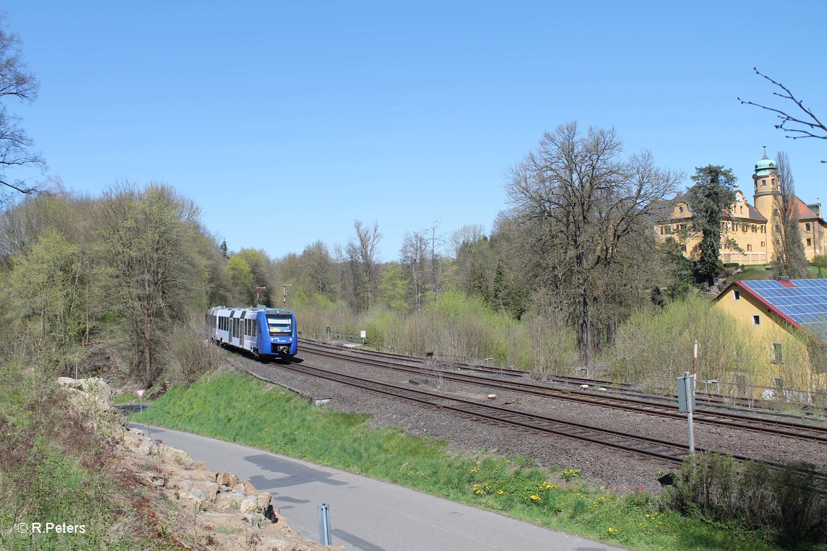 622 409 fährt in Reuth bei Erbendorf als OPB 79731 Marktredwitz - Regensburg ein, im Hintergrund sieht man die Burg Trautenberg. 21.04.16