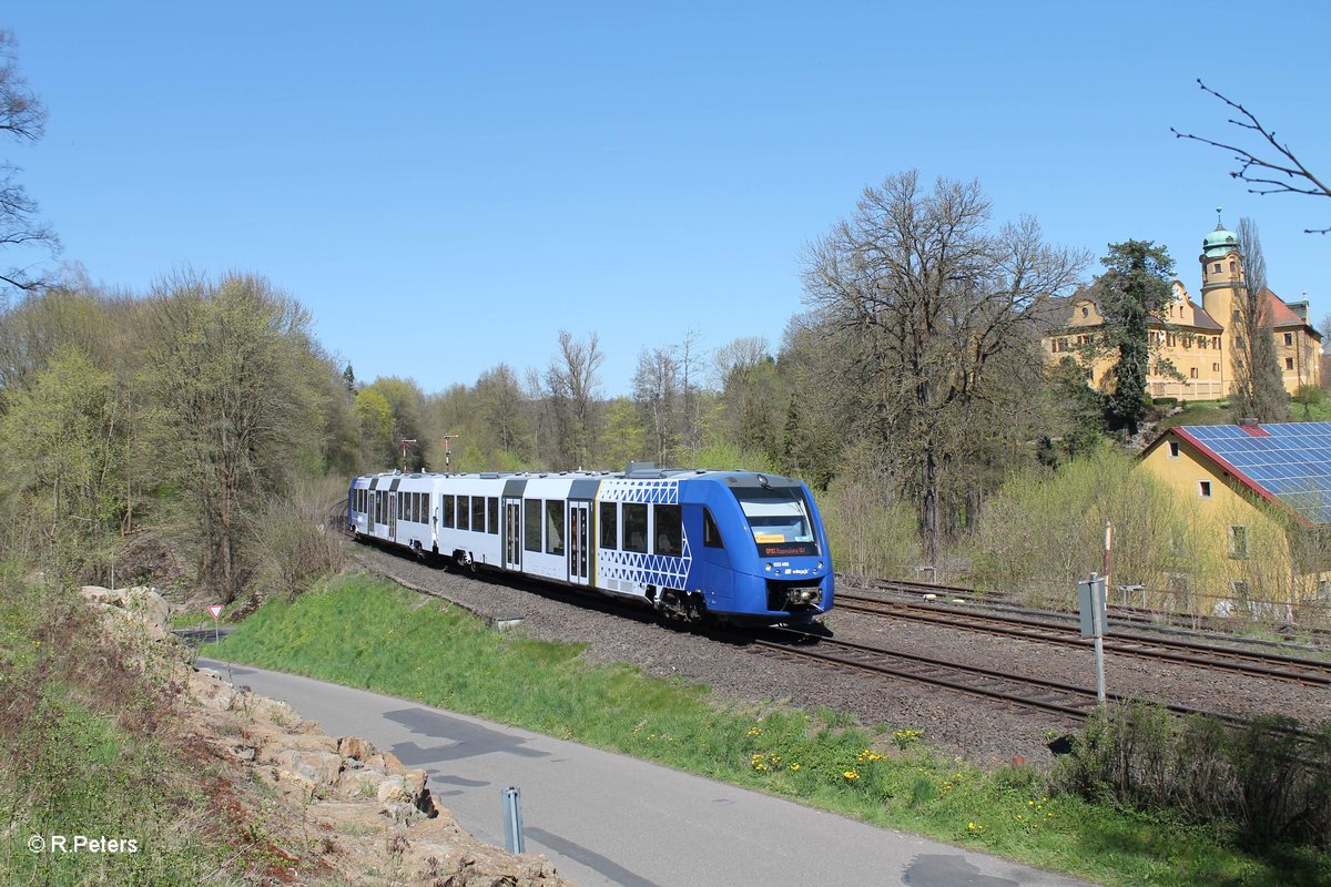 622 409 fährt in Reuth bei Erbendorf als OPB 79731 Marktredwitz - Regensburg ein, im Hintergrund sieht man die Burg Trautenberg. 21.04.16