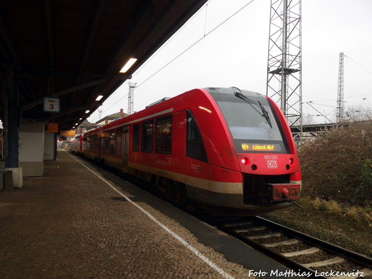 623 023/523 mit 623 XXX/XXX als RE4 mit ziel L�beck Hbf im Bahnhof Bad Kleinen am 1.1.17