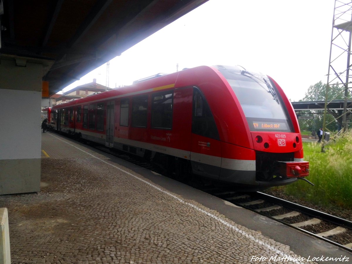 623 025 / 525 und 623 XXX / XXX mit ziel L�beck Hbf im Bahnhof Bad Kleinen am 29.5.16