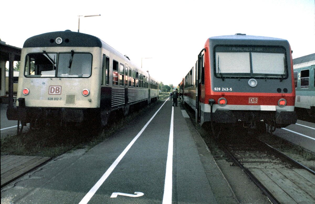 628 012-7 (Vorserie) und 928 243-5 in Mindelheim am 25.04.2000.