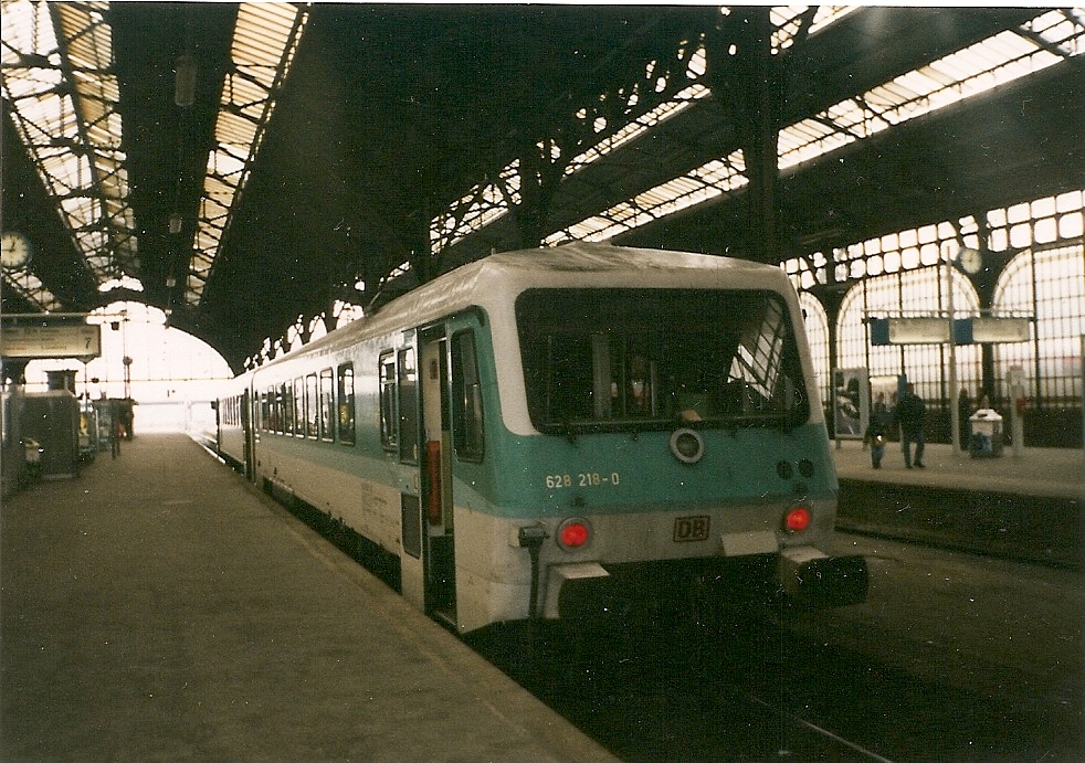 628 218 in der L�becker Bahnhofshalle.