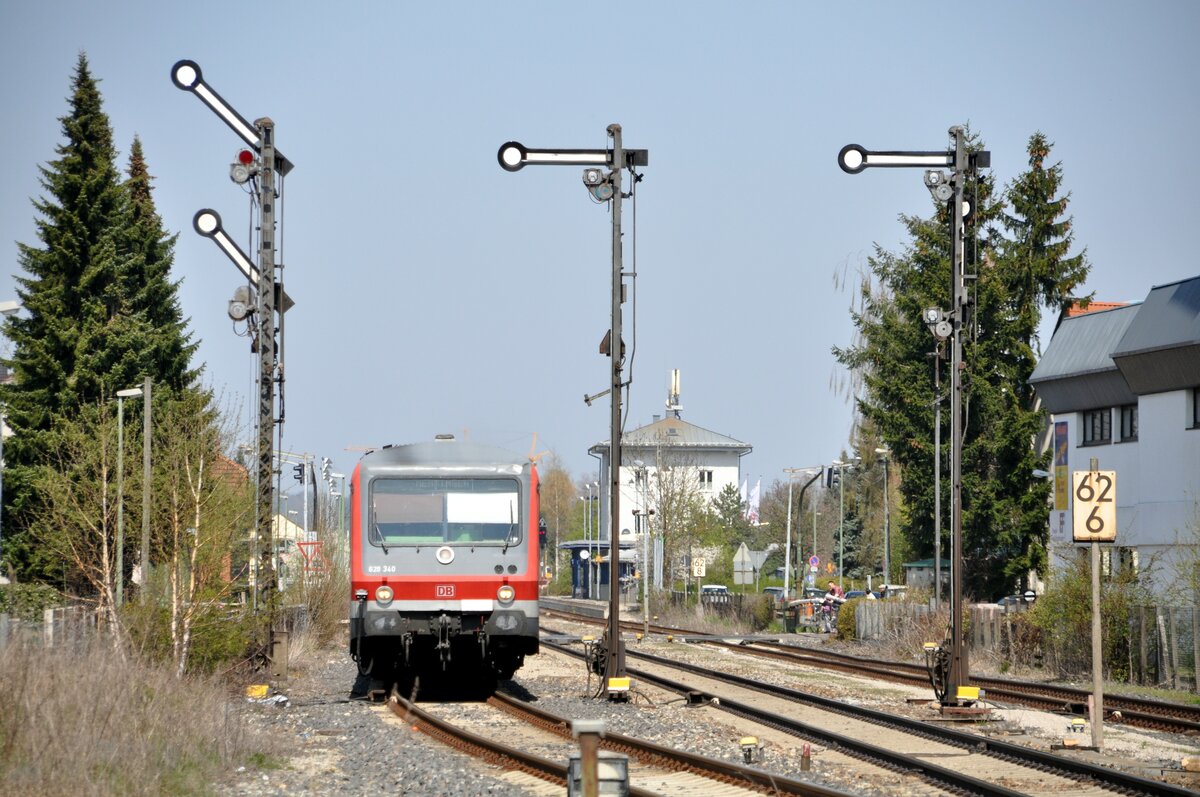 628 340 Ausfahrt aus Illertissen Richtung Süden am 24.04.2010.