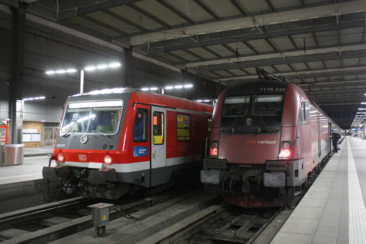 628 567 / 928 567 der S�dostbayernbahn mit Ziel M�hldorf (Oberbayern) und 1116 227 der �BB im Bahnhof M�nchen Hbf am 24.3.21