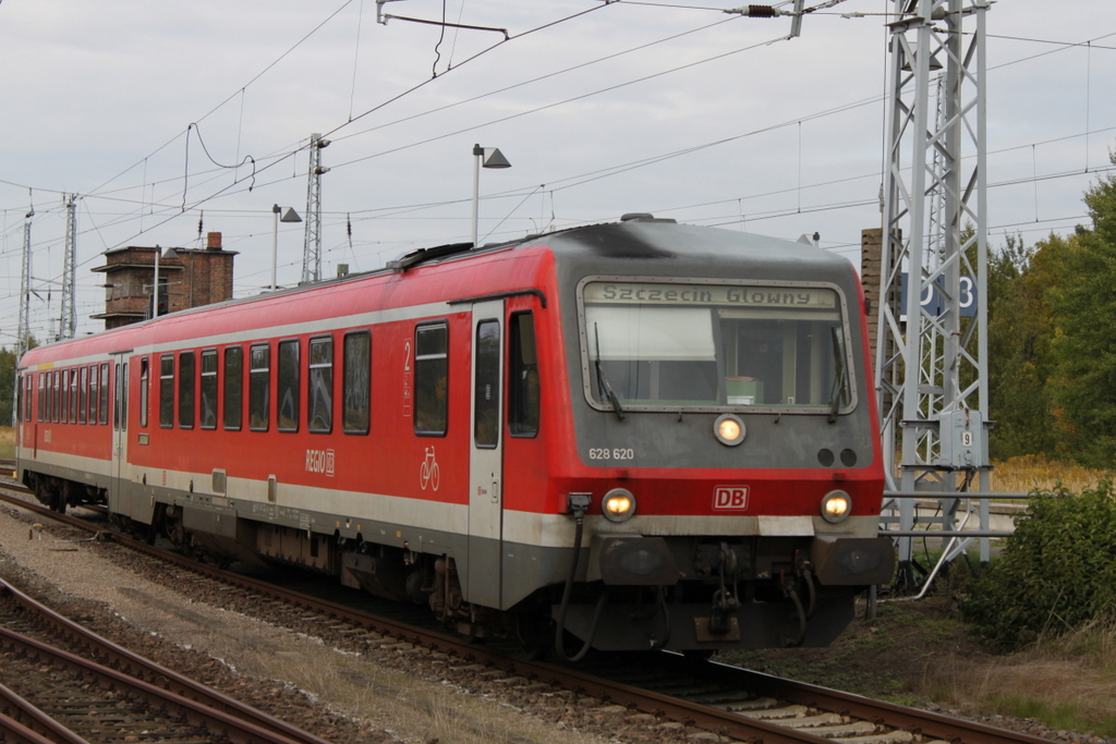 628 620-6 als RE 5361 von Lbeck Hbf nach Szczecin Glowny bei der Einfahrt im Bahnhof Gstrow laut Bahn.de geht die Fahrt nur bis Lcknitz.09.10.2015