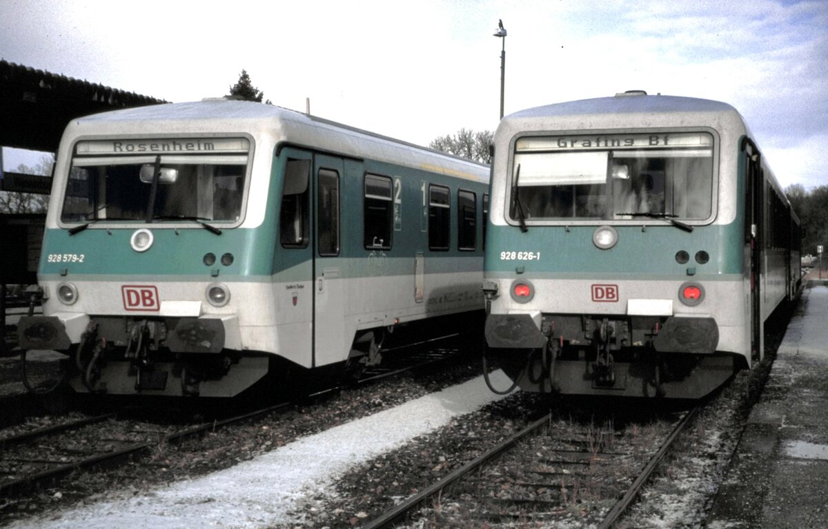 628 626-4 und 628 579-5 in Wasserburg Inn am 27.01.1999.