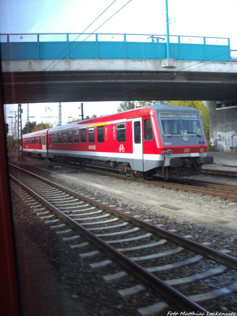628 641 / 928 641 als RE6 mit ziel L�beck Hbf F�hrt zusammen mit dem OLA VT 0010 (Foto entstand aus dem genannten Zug) in den Bahnhof Neubrandenburg ein am 7.10.13