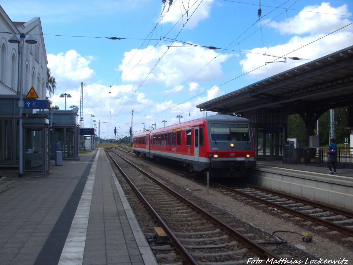 628 656 und 928 656 als RE6 mit ziel �ckerm�nde Stadthafen im Bahnhof G�strow am 15.7.14