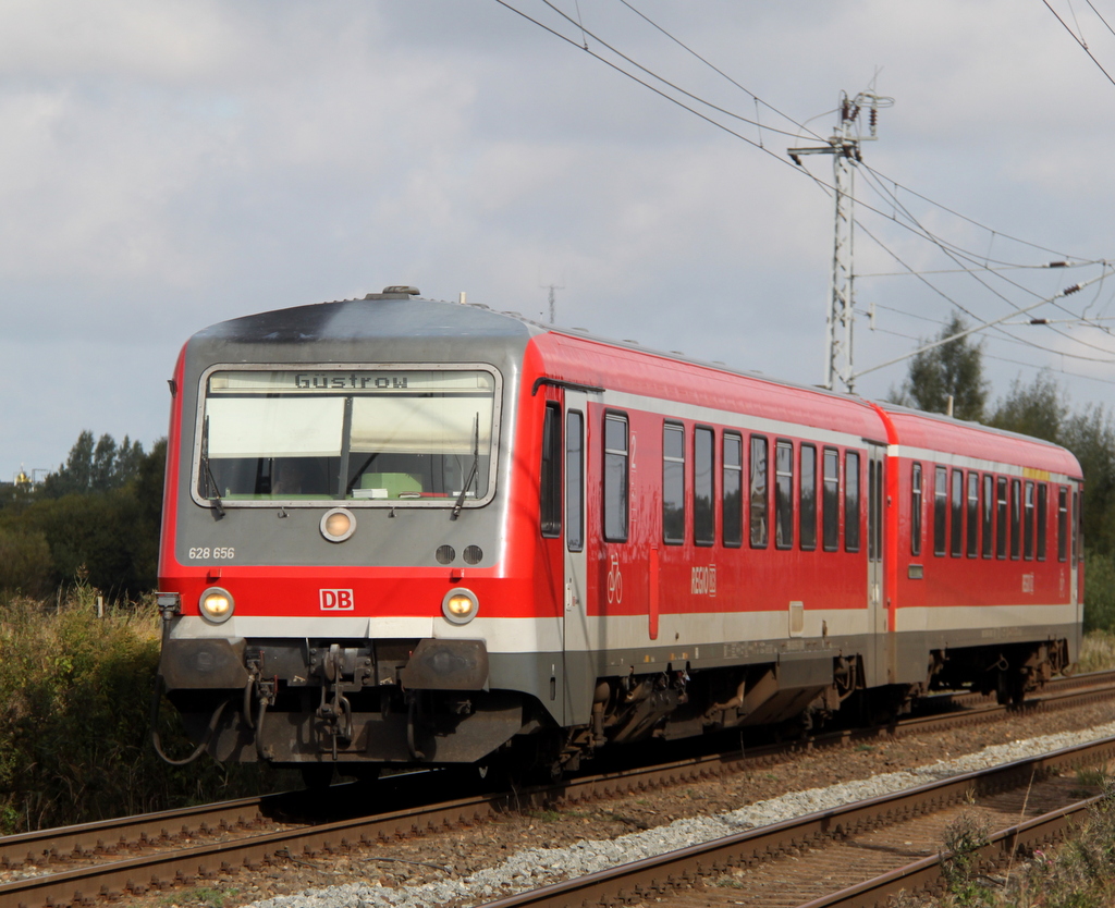 628 656 fuhr am 21.09.2013 als Ersatzzug von Rostock Hbf nach Gstrow hier bei der Durchfahrt in Sildemow.