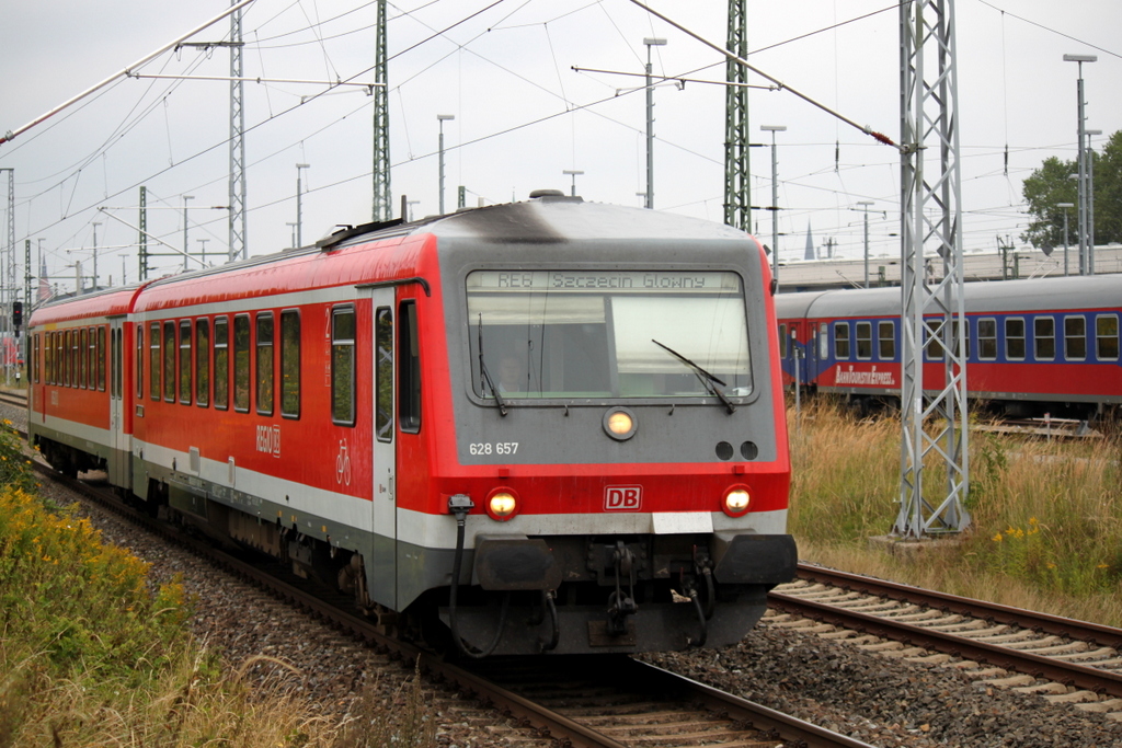628 657-8 als RE6 von Rostock Hbf nach Szczecin Glowny kurz nach der Ausfahrt im Rostocker Hbf.31.08.2013