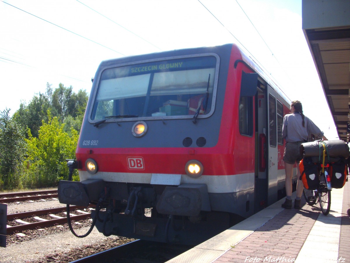 628 692 als RE6 mit ziel Stettin (PL) im Bahnhof B�tzow am 15.7.14
