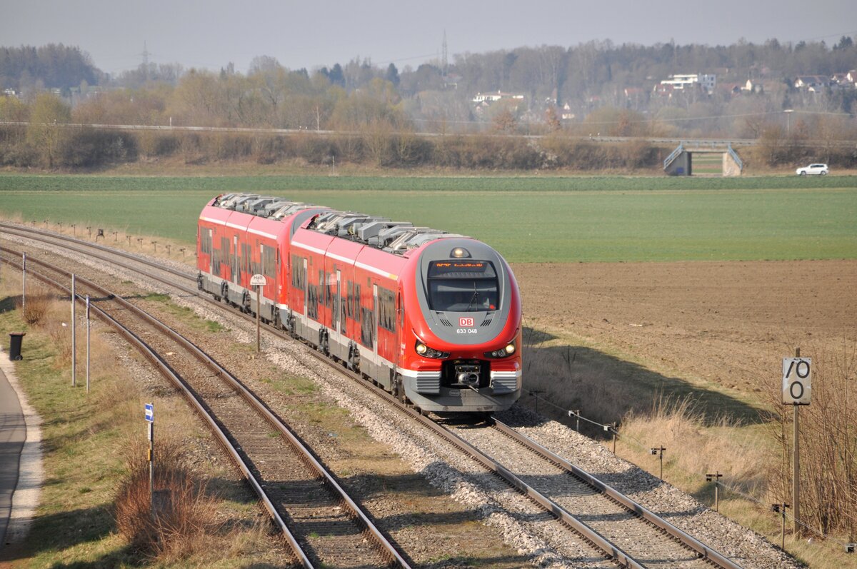 633 048 Pesa Link III dreiteilig in Vöhringen am 28.03.2022.
