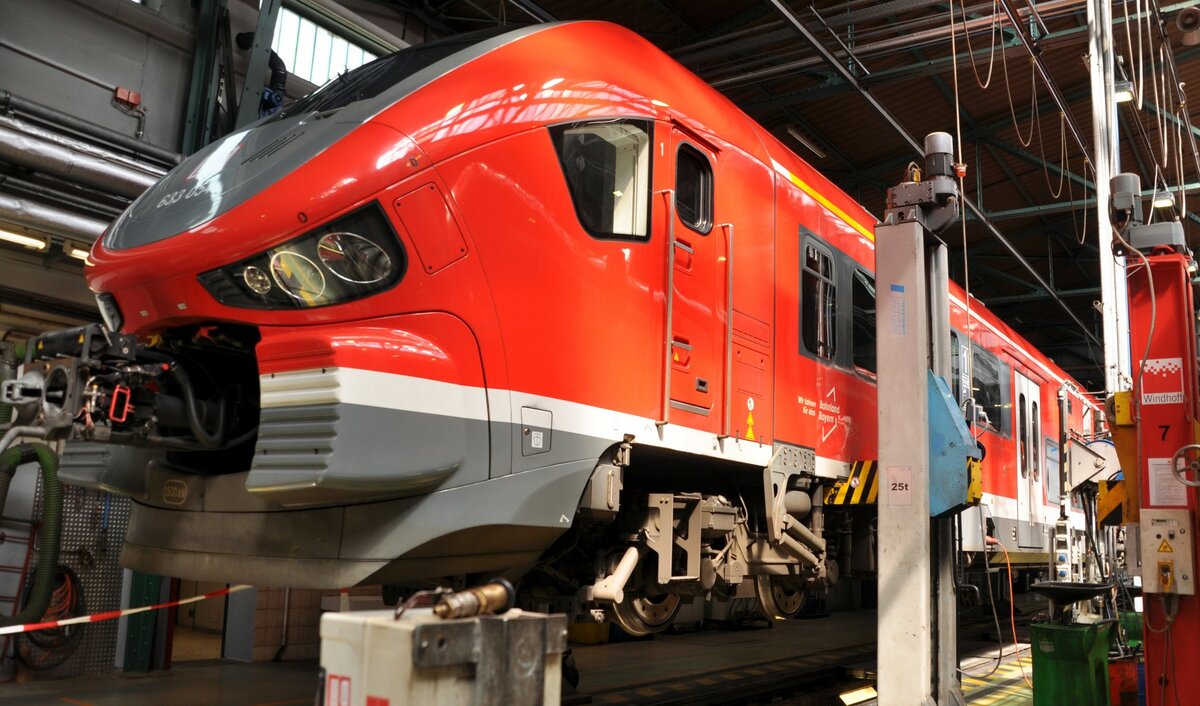633 054 Pesa Link III aufgebockt im Bw Kempten am Tag der offenen T�r am 22.04.2023.
