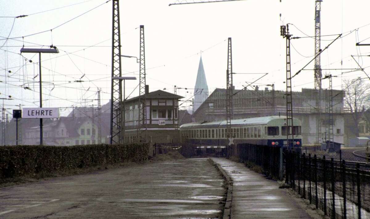 634 653 fährt aus Lehrte am 05.12.1982 aus. Im Hintergrund ist noch das alte Stellwerk zu sehen.