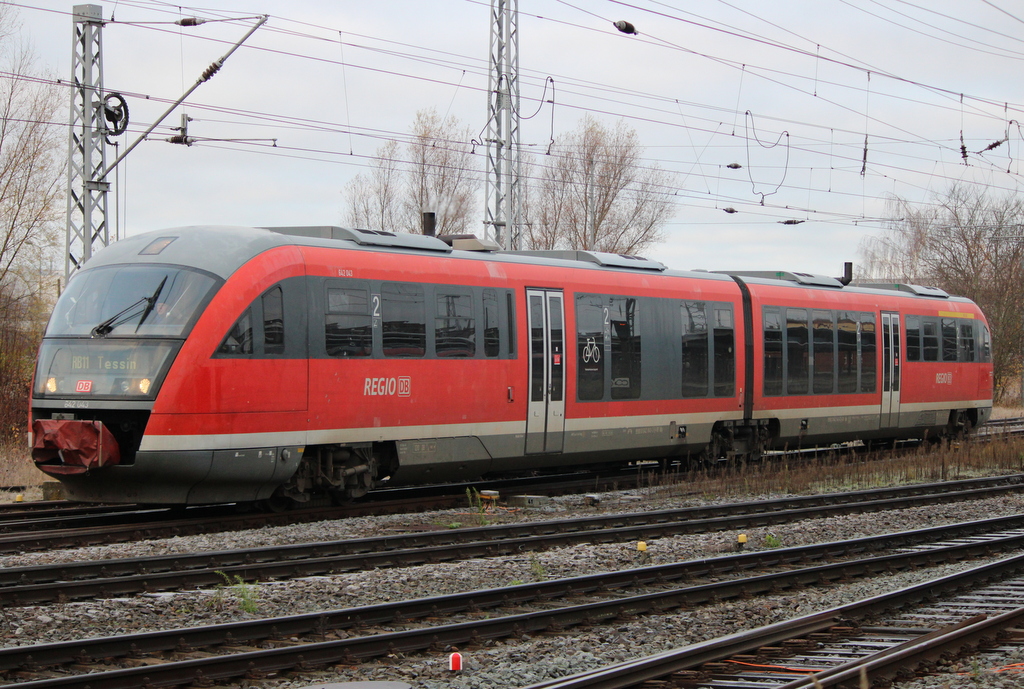 642 043 als RB11(Wismar-Tessin)bei der Ausfahrt im Rostocker Hbf.28.11.2020