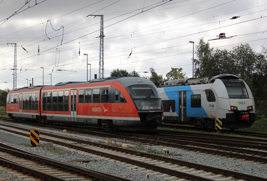 642 054 als RB 11(Wismar-Rostock-Tessin)bei der Ausfahrt im Rostocker Hbf,neben an hatte 4746 804 von der ODEG Pause.